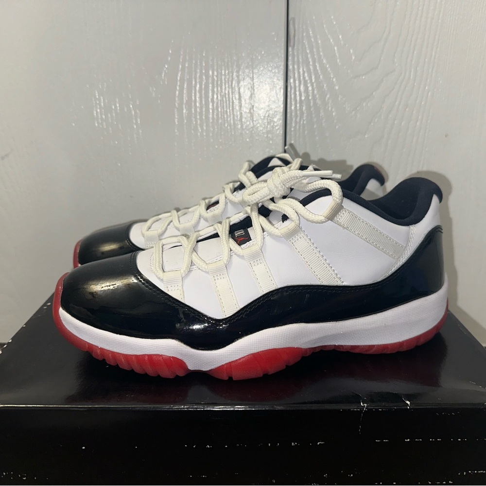 (LIKE NEW) Men’s Jordon 11 Concord Bred Lows